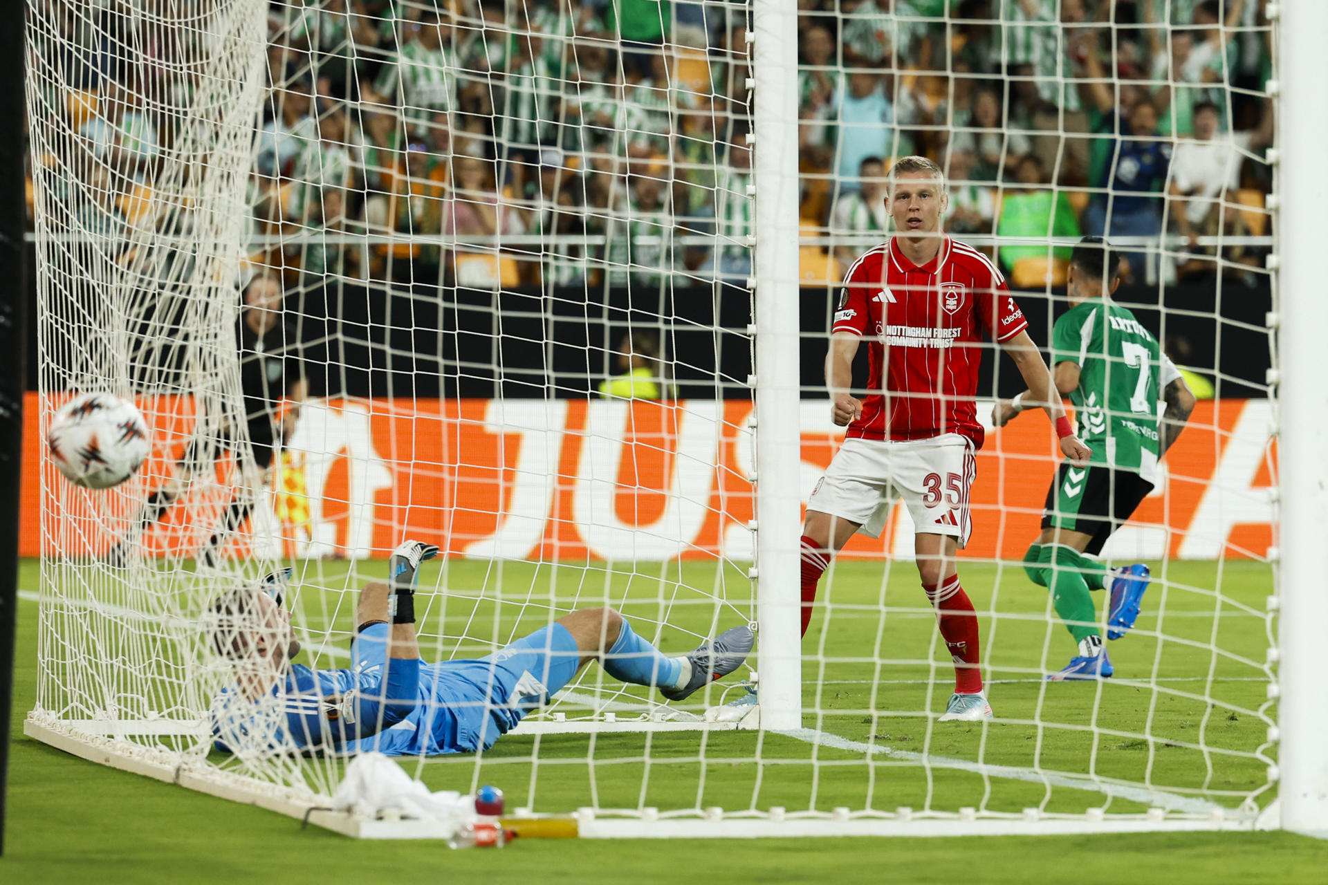 SEVILLA, 24/09/2025.- El delantero brasileño del Betis, Antony (d), tras conseguir el segundo gol del equipo bético durante el encuentro correspondiente a la fase regular de la Liga Europa que disputan hoy miércoles Betis y Nottingham Forest en el estadio de La Cartuja, en Sevilla. EFE / Julio Muñoz.
