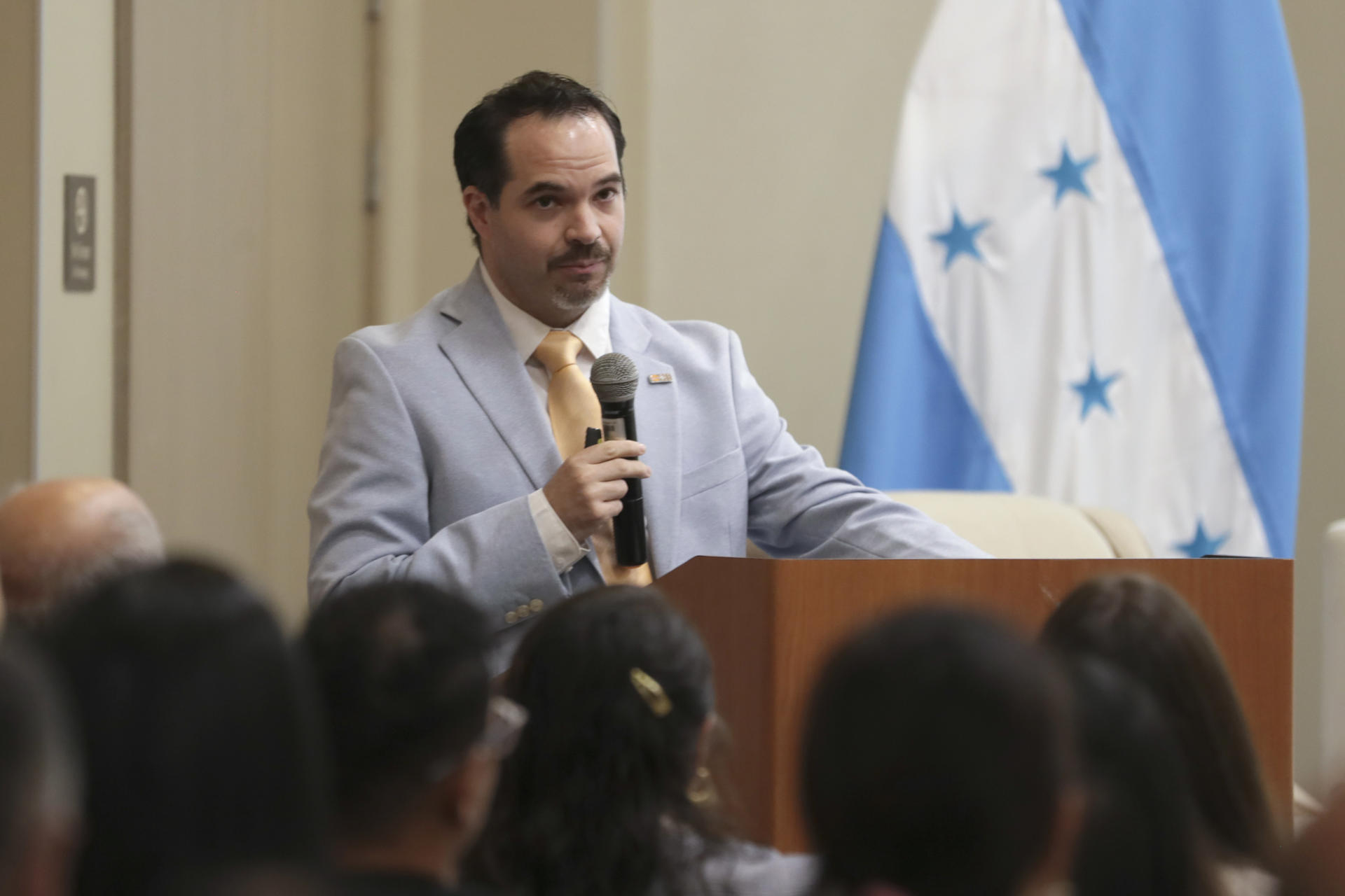 El representante del Unfpa en Honduras, Iván Castellanos, habla durante un informe sobre la tasa de embarazos en adolescentes este jueves, en Tegucigalpa (Honduras). EFE/ STR