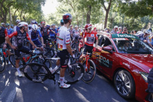 Ciclistas parados por las protestas en la última etapa de la Vuelta a España que se disputa este domingo entre las localidades madrileñas de Alalpardo y Madrid, con un recorrido 103,6 Km. EFE/Javier Lizón
