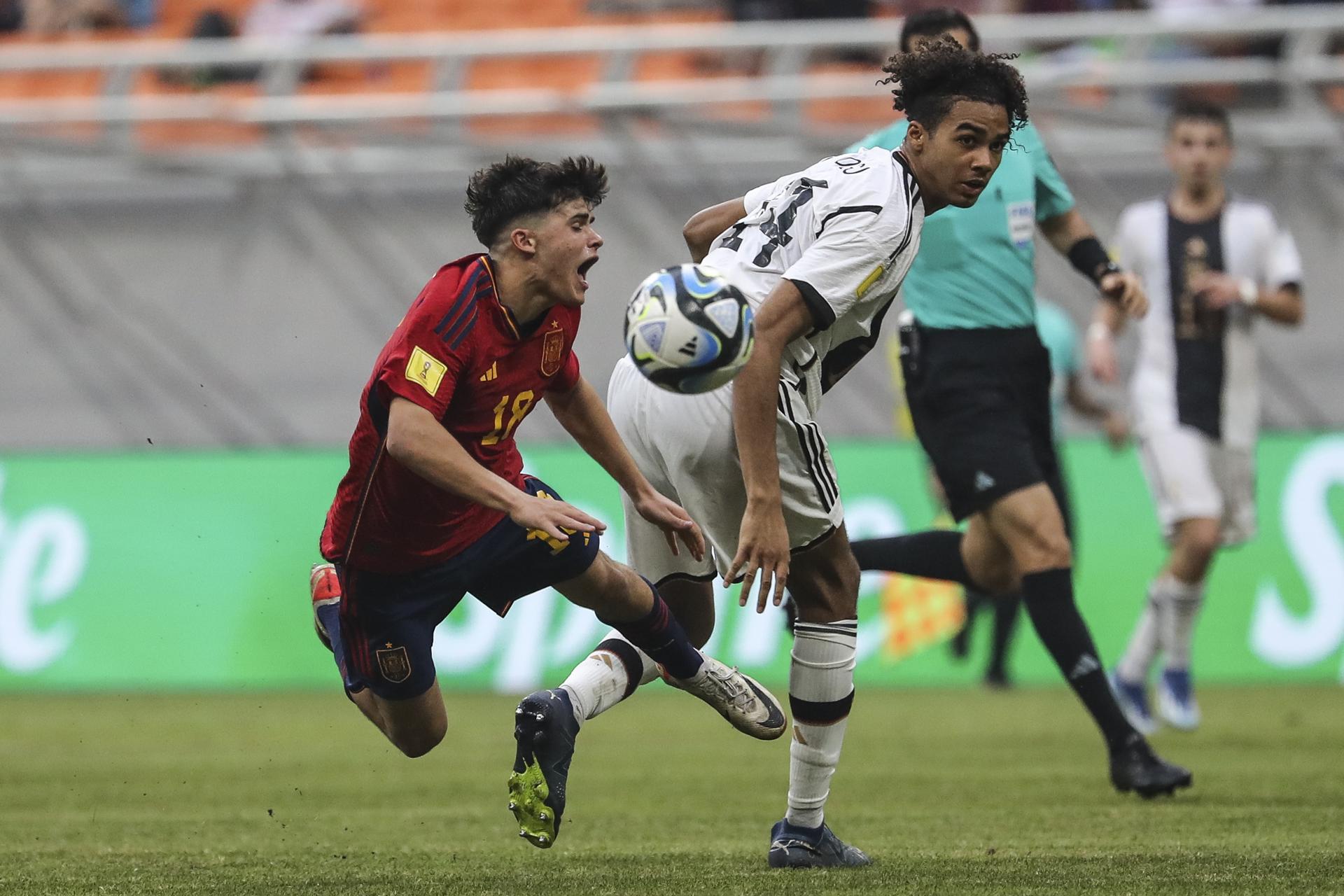 Fotografía de Bagus Indahono, en la que puede verse en una imagen de archivo del 24 de noviembre de 2023 al futbolista David Odogu (d), durante un partido con la selección alemana. EFE
