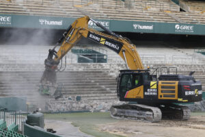 Inicio de la demolición de la grada preferente Benito Villamarín de Sevilla con la que el club verdiblanco da inicio a los trabajos de remodelación de su estadio. EFE/José Manuel Vidal
