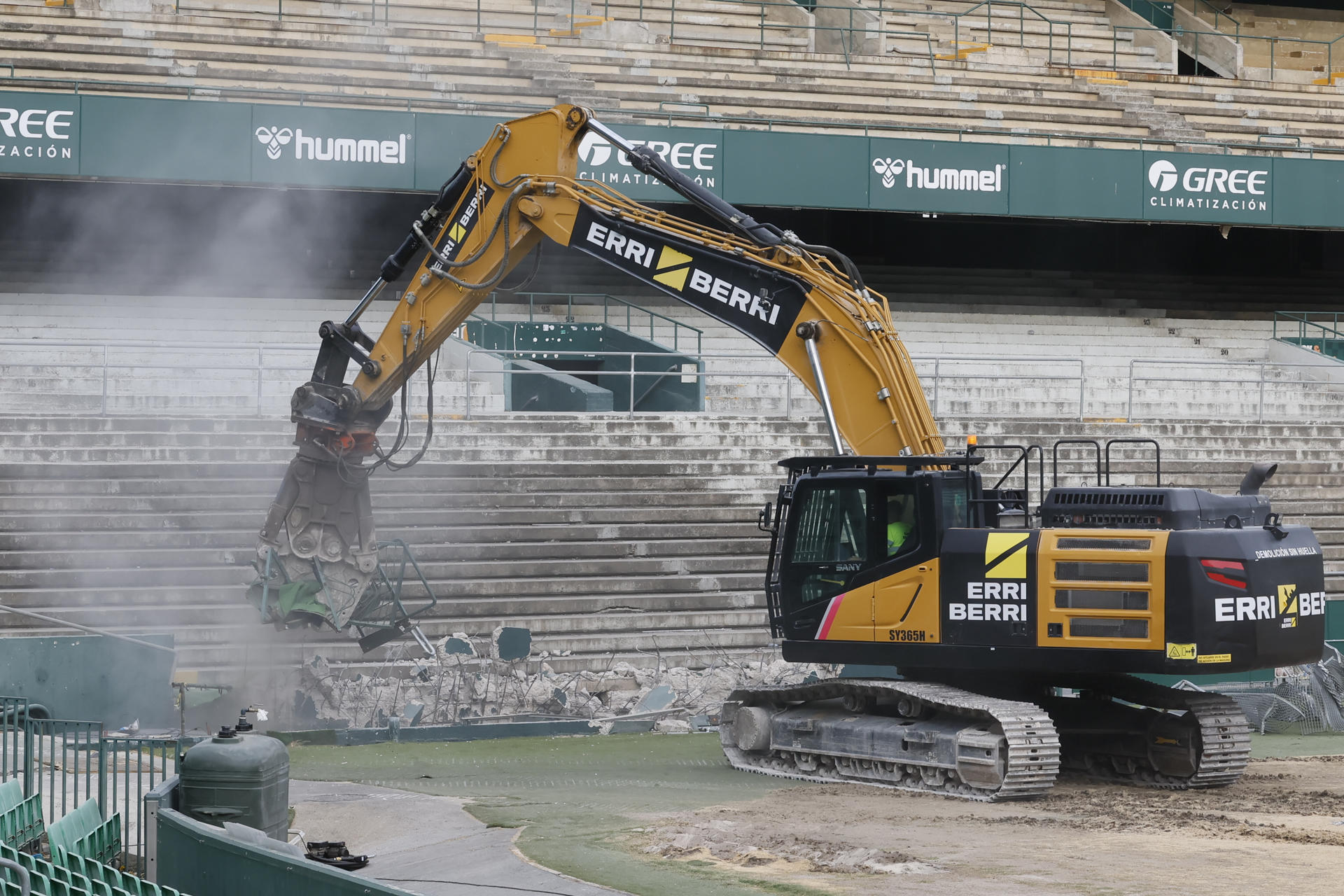 Inicio de la demolición de la grada preferente Benito Villamarín de Sevilla con la que el club verdiblanco da inicio a los trabajos de remodelación de su estadio. EFE/José Manuel Vidal