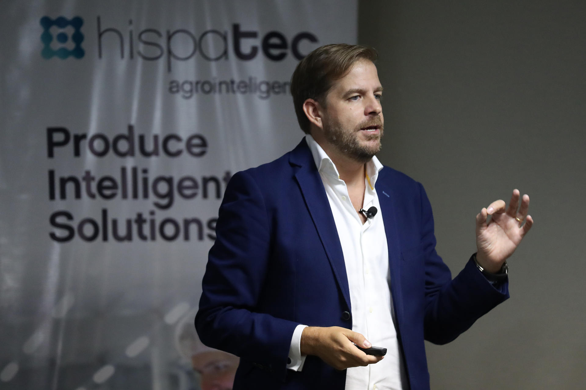 El director de Producto e Innovación de la empresa española Hispatec, Gonzalo Martín, fue captado este miércoles, 17 de septiembre, durante la presentación de la primera plataforma de inteligencia artificial (IA) desarrollada para la producción agrícola de frutas y hortalizas, en Lima (Perú). EFE/Paolo Aguilar
