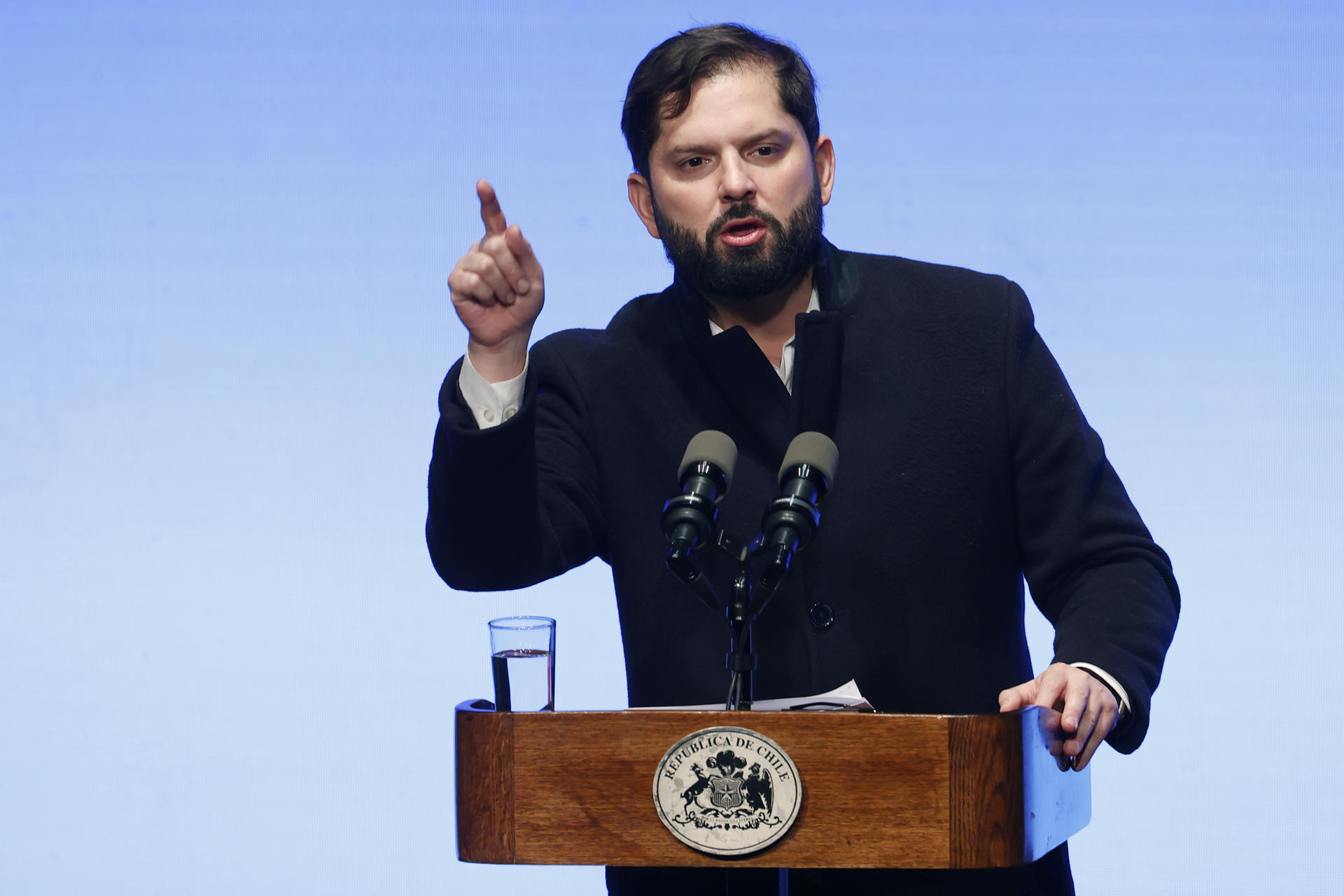 El presidente de Chile, Gabriel Boric, habla durante la ceremonia de conmemoración del 30° aniversario del Instituto Internacional para la Democracia y la Asistencia Electoral (IDEA Internacional) este miércoles, en Santiago (Chile). EFE/ Elvis González
