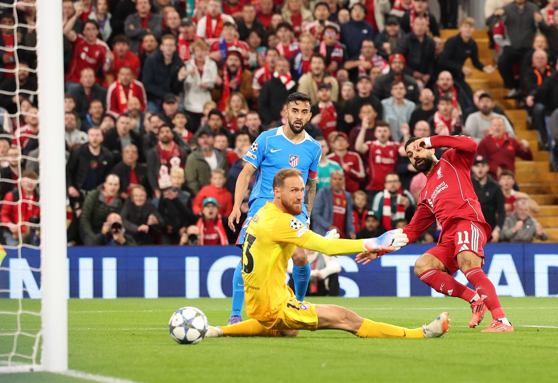 El jugador del Liverpool Mohamed Salah (d) logra el 2-0 ante Jan Oblak (I) durante el partido de la fase de liga de la UEFA Champions League league que han jugado Liverpool y Atletico Madrid en Liverpool, Reino Unido. EFE/EPA/ADAM VAUGHAN
