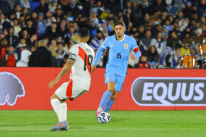 Federico Valverde (d), de Uruguay, disputa el balón con Yoshimar Yotún, de Perú, en un partido por las eliminatorias a la Copa Mundial 2026 entre Uruguay y Perú en el estadio Centenario en Montevideo (Uruguay) EFE/ Gastón Britos
