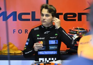El piloto australiano de McLaren Oscar Piastri se prepara antes de la sesión de prácticas para el Gran Premio de Fórmula Uno de Italia en Monza. EFE/EPA/DANIEL DAL ZENNARO