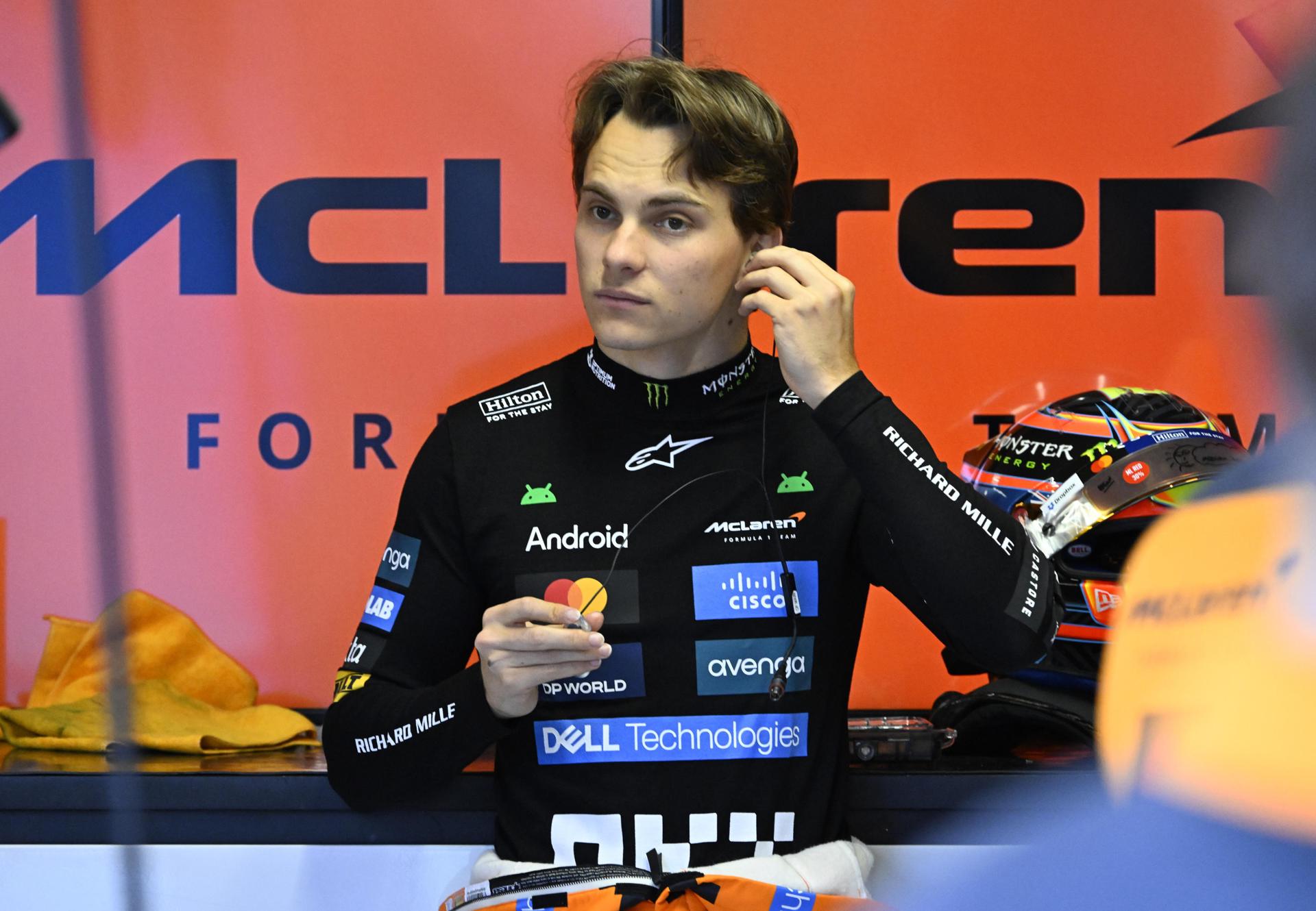 El piloto australiano de McLaren Oscar Piastri se prepara antes de la sesión de prácticas para el Gran Premio de Fórmula Uno de Italia en Monza. EFE/EPA/DANIEL DAL ZENNARO