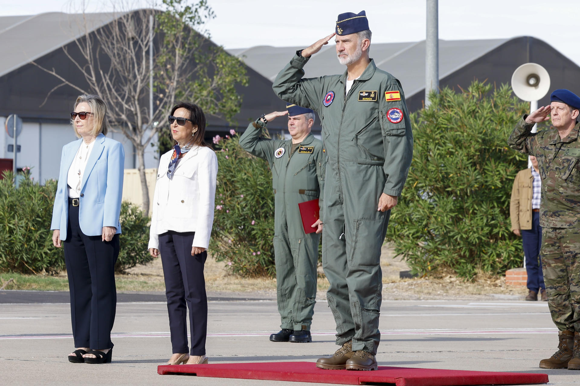 Felipe VI, acompañado de la ministra de Defensa, Margarita Robles, y la secretaria de Estado de Defensa, Amparo Valcarce, este miércoles durante su visita al 'European Tactical Airlift Centre', centro europeo de formación y entrenamiento en la Base Aérea de Zaragoza. EFE/ Javier Cebollada