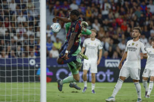 El delantero del Levante Etta Eyong (i) marca ante el Real Madrid, EFE/Ana Escobar