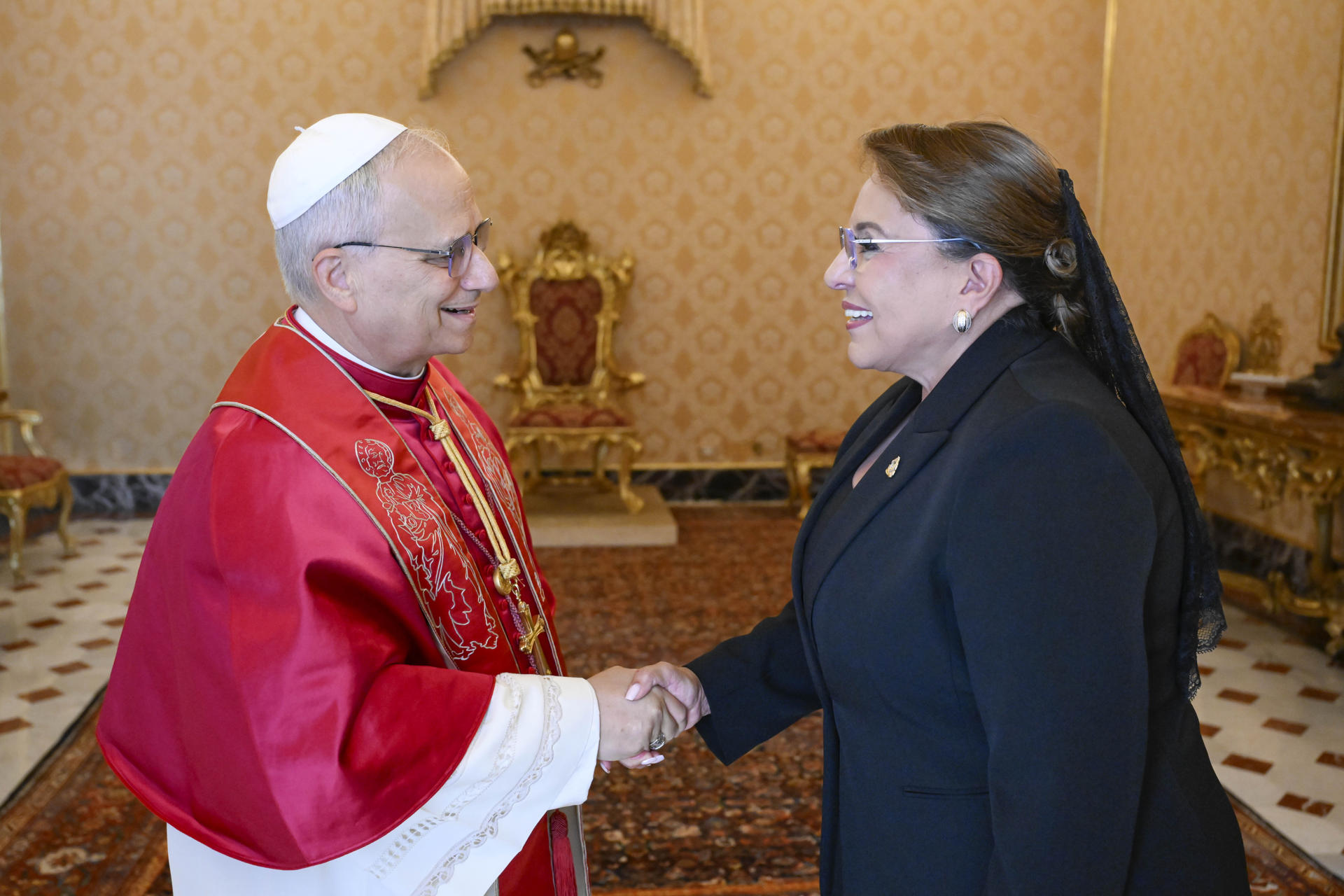 La presidenta de Honduras, Xiomara Castro, con el papa León XIV en el Vaticano. EFE/Vatican Media -SOLO USO EDITORIAL/SOLO DISPONIBLE PARA ILUSTRAR LA NOTICIA QUE ACOMPAÑA (CRÉDITO OBLIGATORIO)-