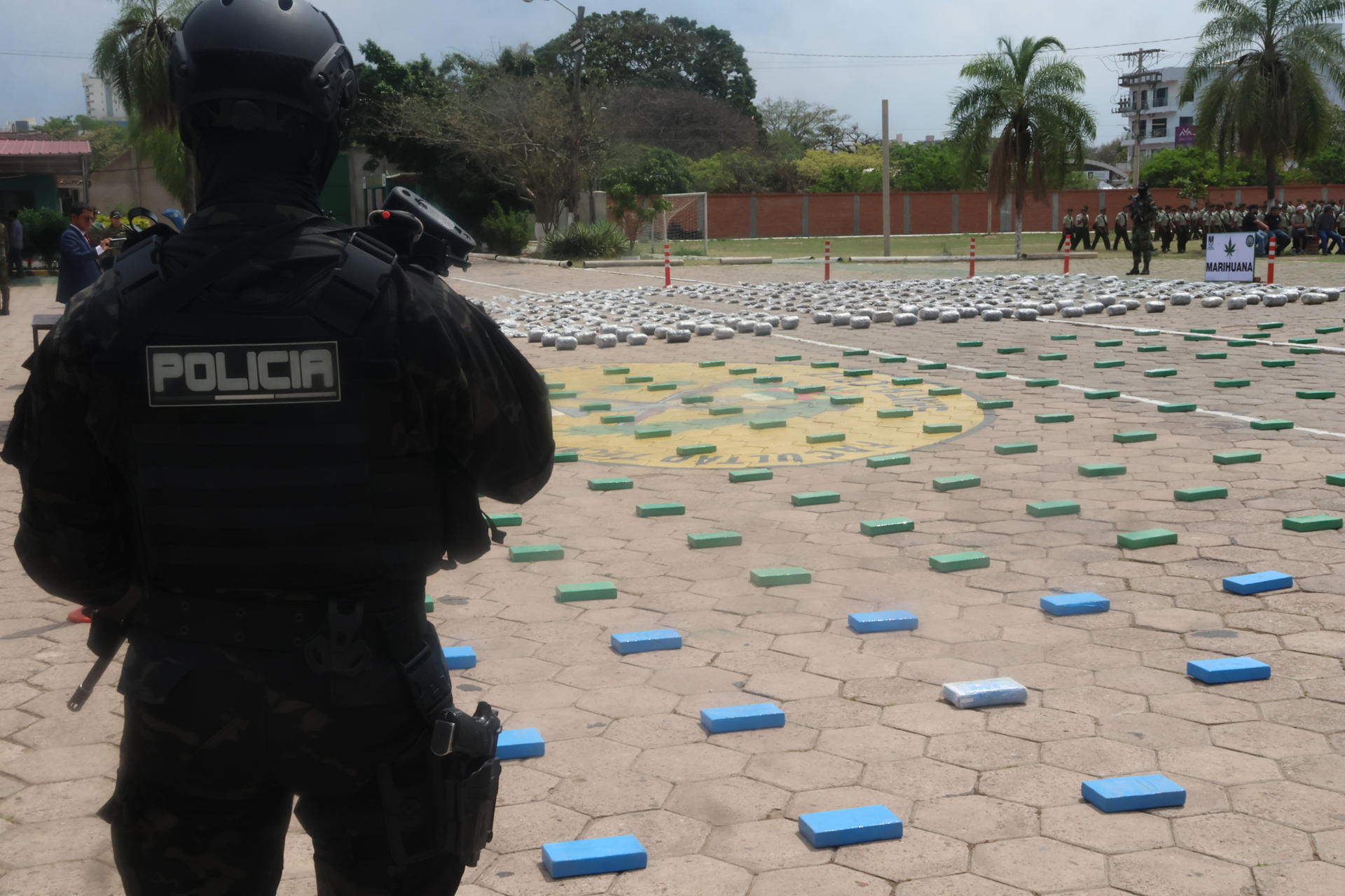 Un integrante de la Policía de Bolivia custodia droga incautada este lunes, en Santa Cruz (Bolivia). EFE/ Juan Carlos Torrejón