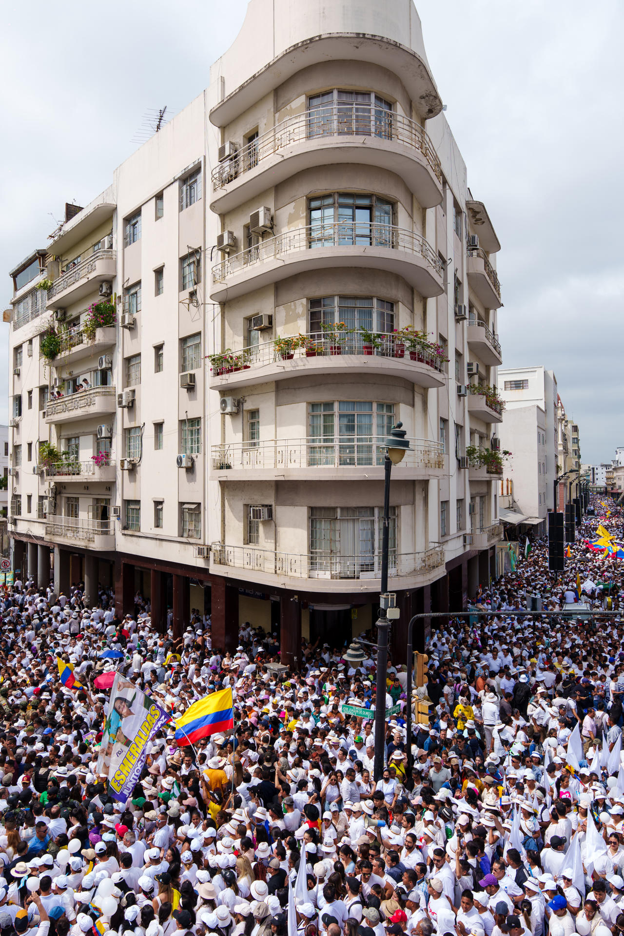 Personas se manifiestan durante una marcha por la paz este 11 de septiembre de 2025, en Guayaquil (Ecuador). EFE/ Mauricio Torres
