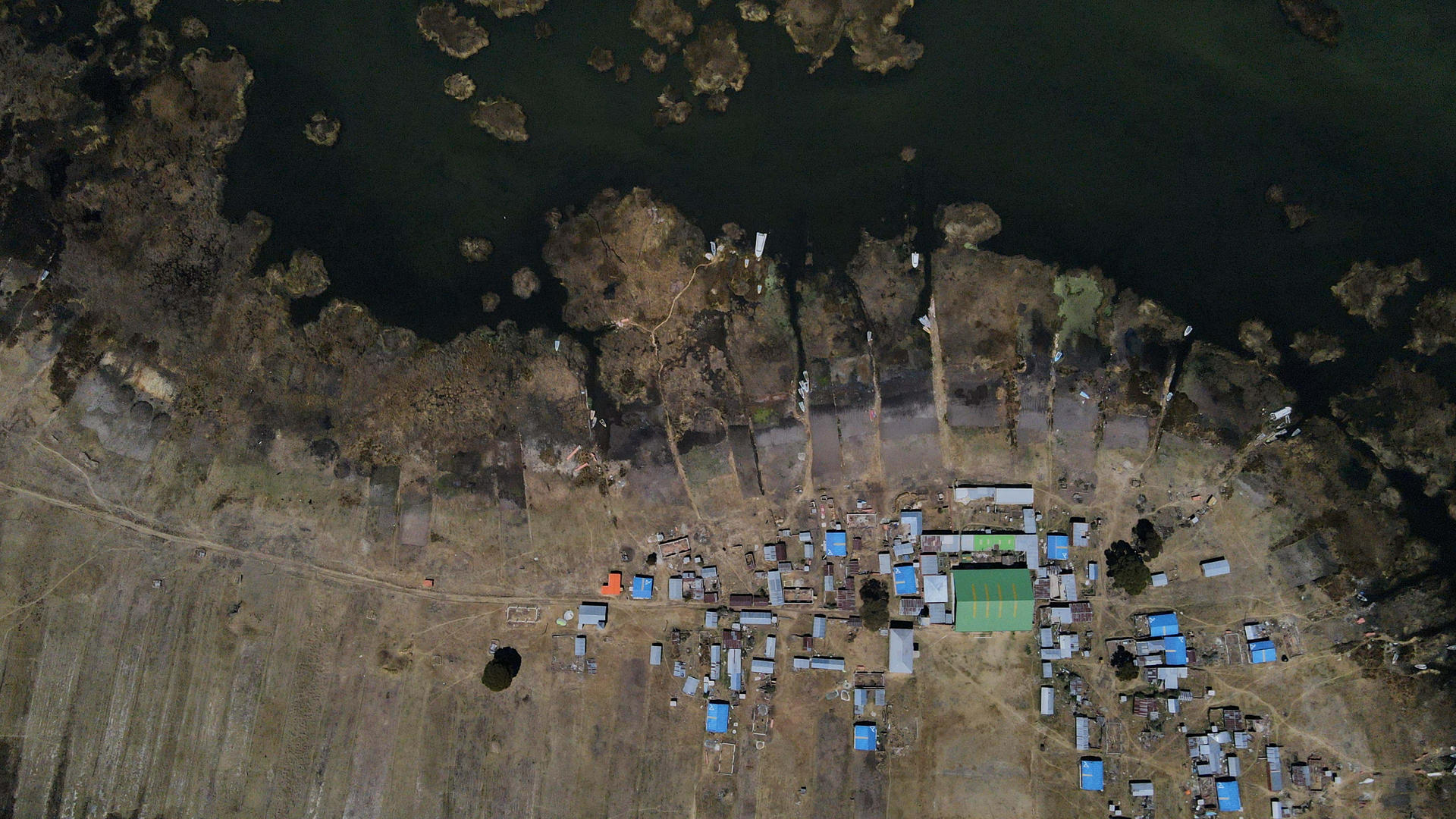 Fotografía aérea, tomada el pasado 12 de septiembre, de la isla Sicuya, en el lago Titicaca (Bolivia). EFE/STR