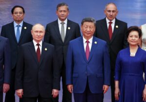 El presidente ruso, Vladímir Putin, el presidente chino, Xi Jinping, y su esposa, Peng Liyuan, asisten a una sesión fotográfica familiar durante una ceremonia de bienvenida a los jefes de Estado de la OCS (Organización de Cooperación de Shanghai) en Tianjin, China, el 31 de agosto de 2025. EFE/EPA/Alexander Kazakov/Sputnik/Kremlin pool