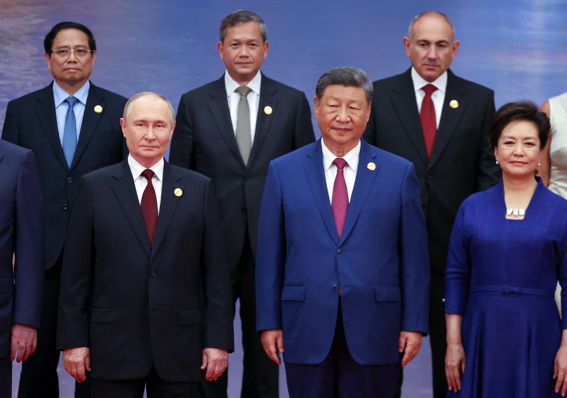 El presidente ruso, Vladímir Putin, el presidente chino, Xi Jinping, y su esposa, Peng Liyuan, asisten a una sesión fotográfica familiar durante una ceremonia de bienvenida a los jefes de Estado de la OCS (Organización de Cooperación de Shanghai) en Tianjin, China, el 31 de agosto de 2025. EFE/EPA/Alexander Kazakov/Sputnik/Kremlin pool