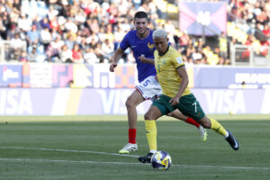 Elyaz Zidane (i), de Francia, disputa un balón con Shakeel April, de Sudáfrica, durante el partido del lunes en el grupo E del Mundial Sub-20 en el estadio El Teniente, en Rancagua (Chile). EFE/Elvis González