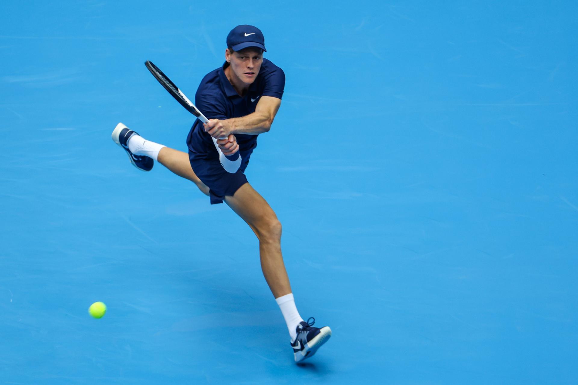 El tenista italiano Jannik Sinner en acción durante el partido de individuales masculinos contra el francés Terence Atmane en el Abierto de China. EFE/EPA/WU HAO
