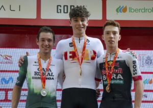 Roger Adriá (d), junto Iván Romeo (c) y Fernando Barceló (i), en el podio tras concluir tercero el Campeonato de España de Ciclismo en línea categoría Élite UCI que se disputó en Granada, el pasado 29 de junio. EFE / Pepe Torres.