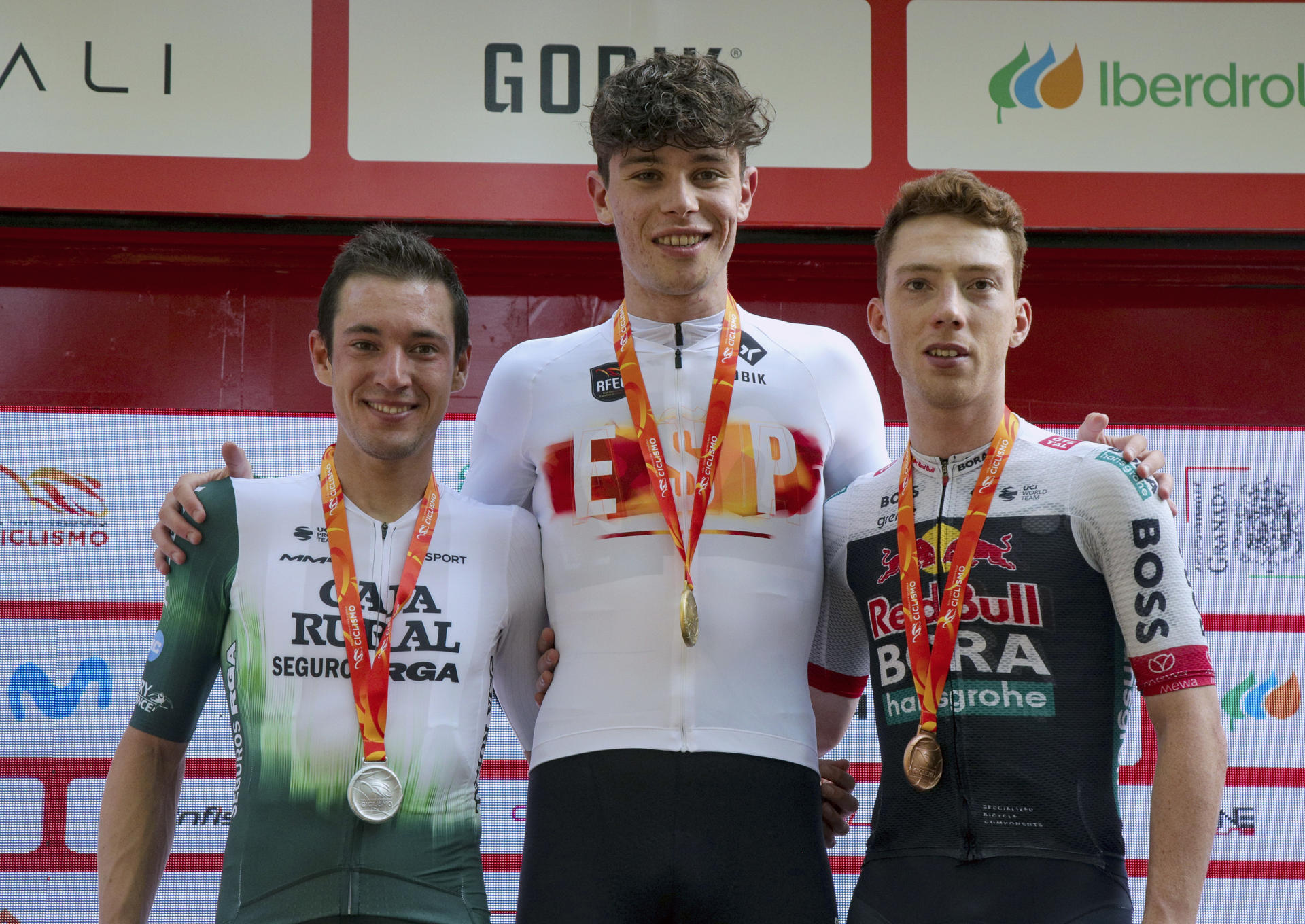Roger Adriá (d), junto Iván Romeo (c) y Fernando Barceló (i), en el podio tras concluir tercero el Campeonato de España de Ciclismo en línea categoría Élite UCI que se disputó en Granada, el pasado 29 de junio. EFE / Pepe Torres.