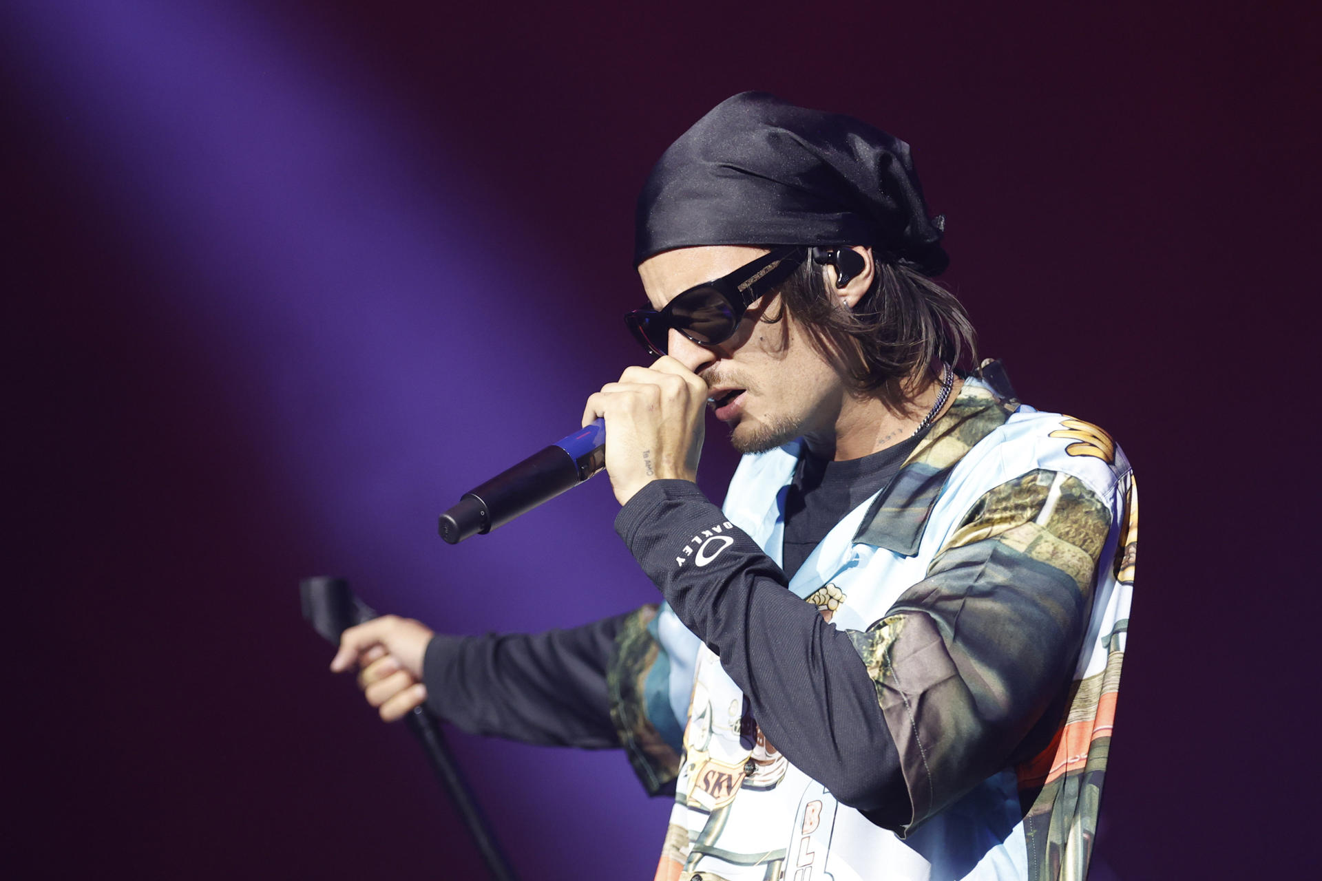 El venezolano Danny Ocean canta en un concierto de su gira 'Reflexa tour' este viernes, en el Movistar Arena, en Bogotá (Colombia). EFE/ Mauricio Dueñas Castañeda