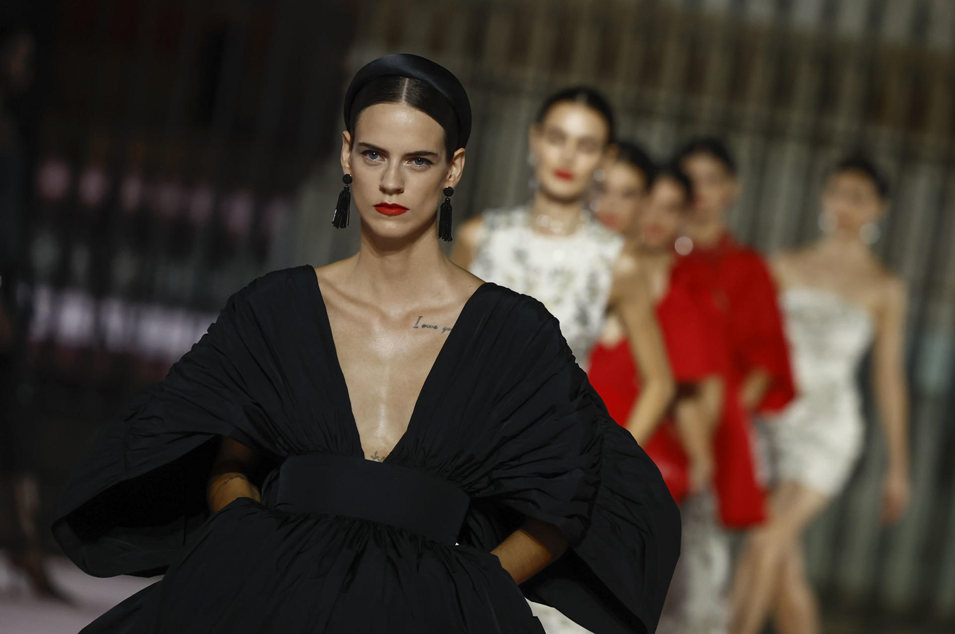 Desfile de la firma Carolina Herrera en el marco de la Mercedes-Benz Madrid Fashion Week, que presenta su colección primavera-verano 2026, este jueves en la Plaza Mayor de Madrid. EFE/ Daniel González
