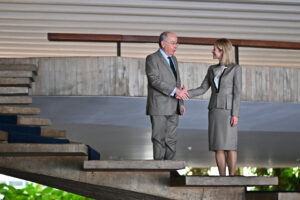 El ministro de Relaciones Exteriores de Brasil, Mauro Vieira, con la alta representante de la Unión Europea para Asuntos Exteriores y Seguridad, Kaja Kallas, este 19 de septiembre de 2025 en el Palácio del Itamaraty en Brasilia (Brasil).EFE/ Andre Borges