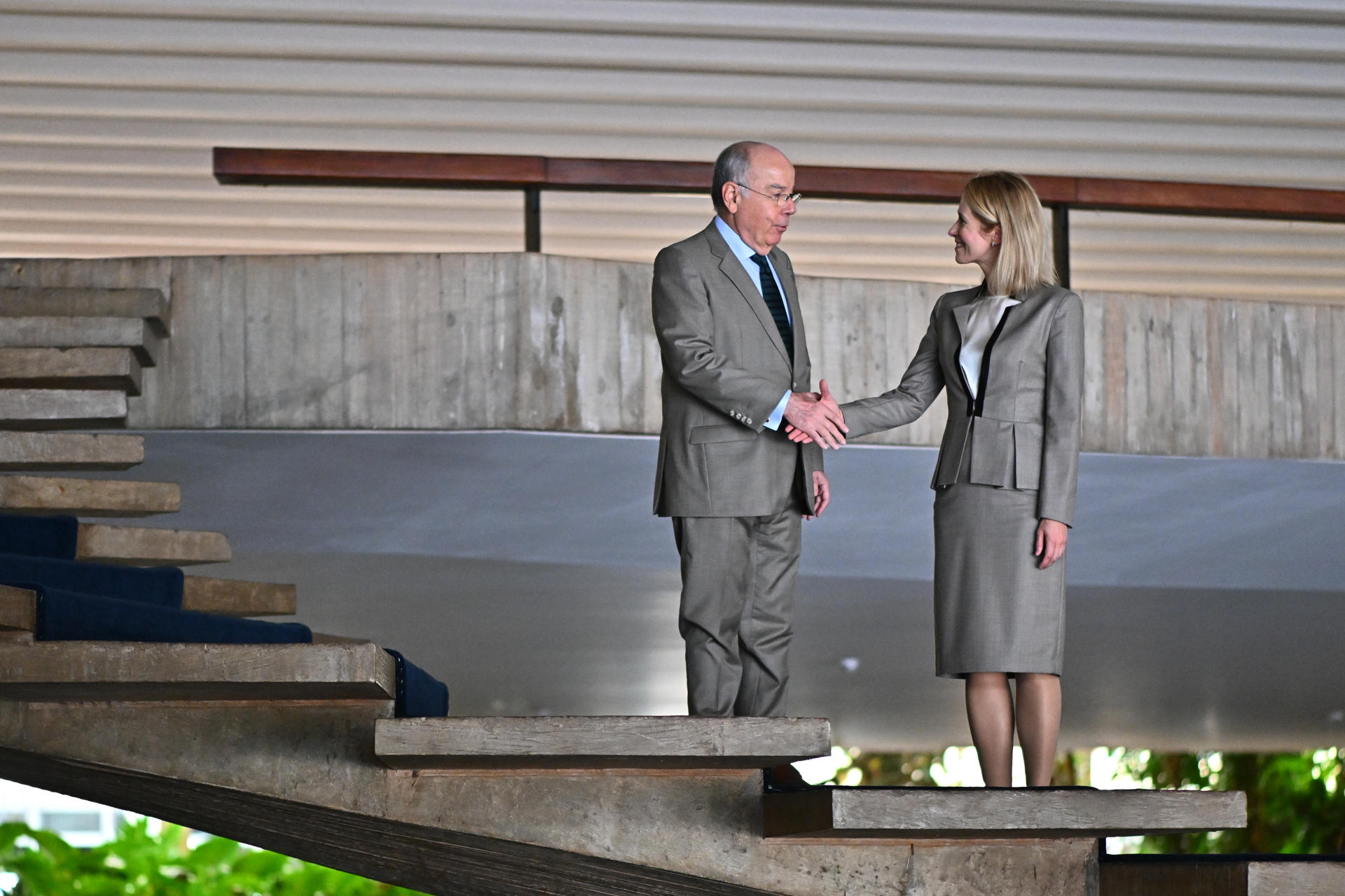 El ministro de Relaciones Exteriores de Brasil, Mauro Vieira, con la alta representante de la Unión Europea para Asuntos Exteriores y Seguridad, Kaja Kallas, este 19 de septiembre de 2025 en el Palácio del Itamaraty en Brasilia (Brasil).EFE/ Andre Borges