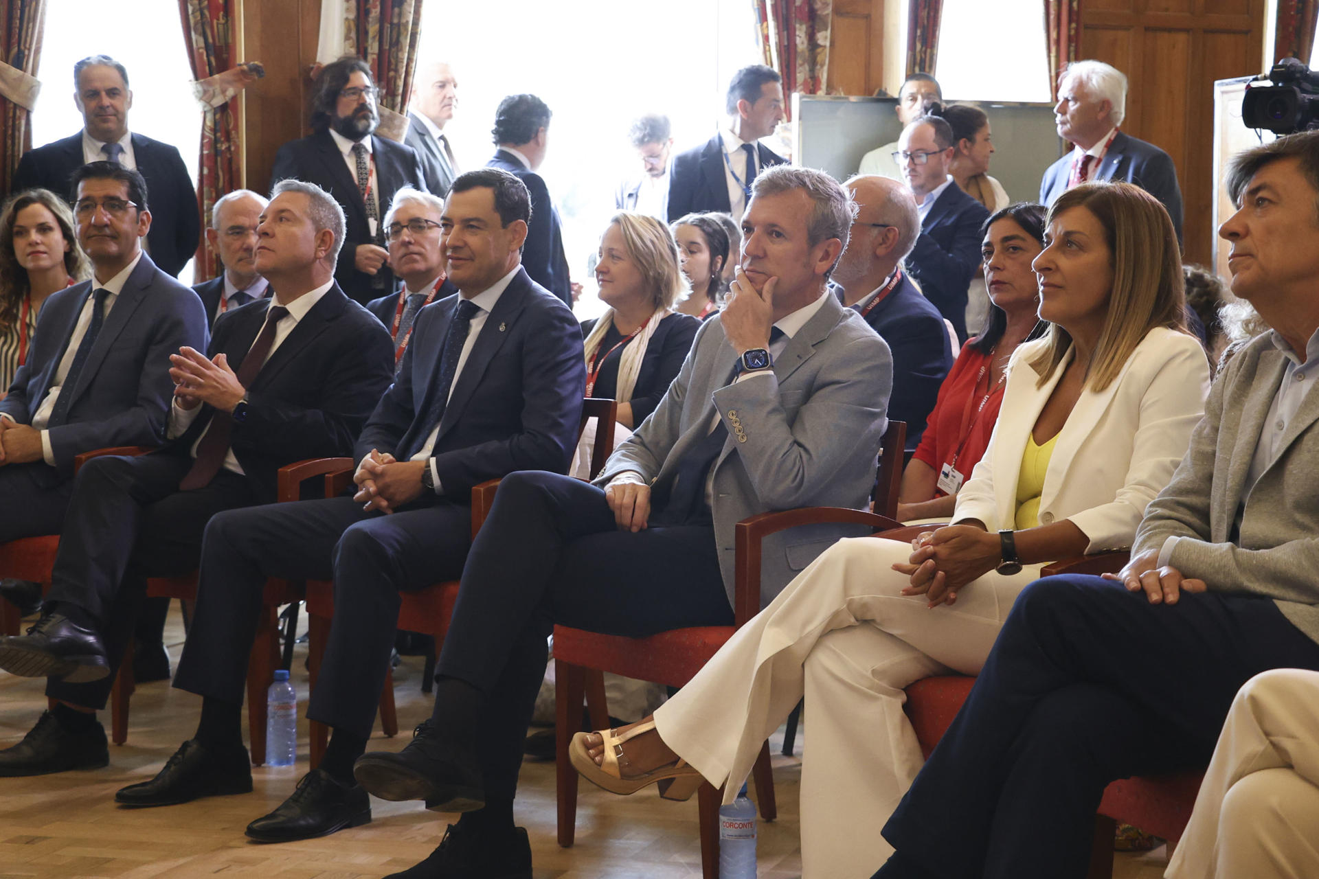 Los presidentes de Cantabria, María José Sáenz de Buruaga (2d), Andalucía, Juanma Moreno (3i), Castilla-La Mancha, Emiliano García-Page (2i), y Galicia, Alfonso Rueda (3d), participan en un curso de la Universidad Internacional Menéndez Pelayo (UIMP) sobre el Comité de las Regiones de la UE, este miércoles en Santander. EFE/Celia Agüero Pereda