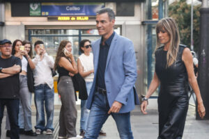 El presidente del Gobierno, Pedro Sánchez (c), y su mujer, Begoña Gómez (d), a su llegada a la premiere de El cautivo, de Alejandro Amenábar, este miércoles en el cine Callao en Madrid.-EFE/ Juanjo Martín
