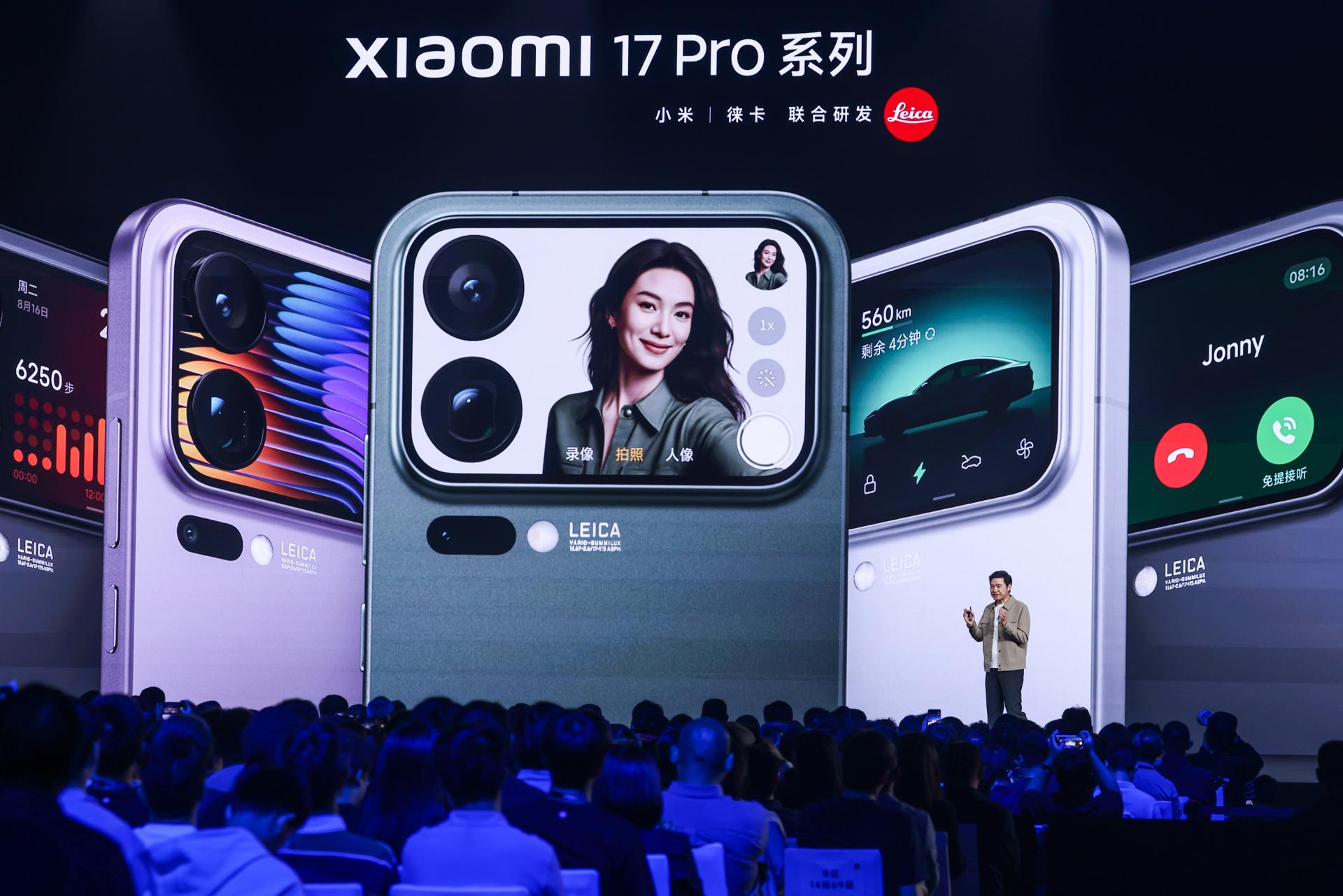 El fundador, presidente y director ejecutivo del grupo Xiaomi, Lei Jun, habla durante el lanzamiento este jueves del smartphone Xiaomi 17 en Pekín. EFE/EPA/WU HAO
