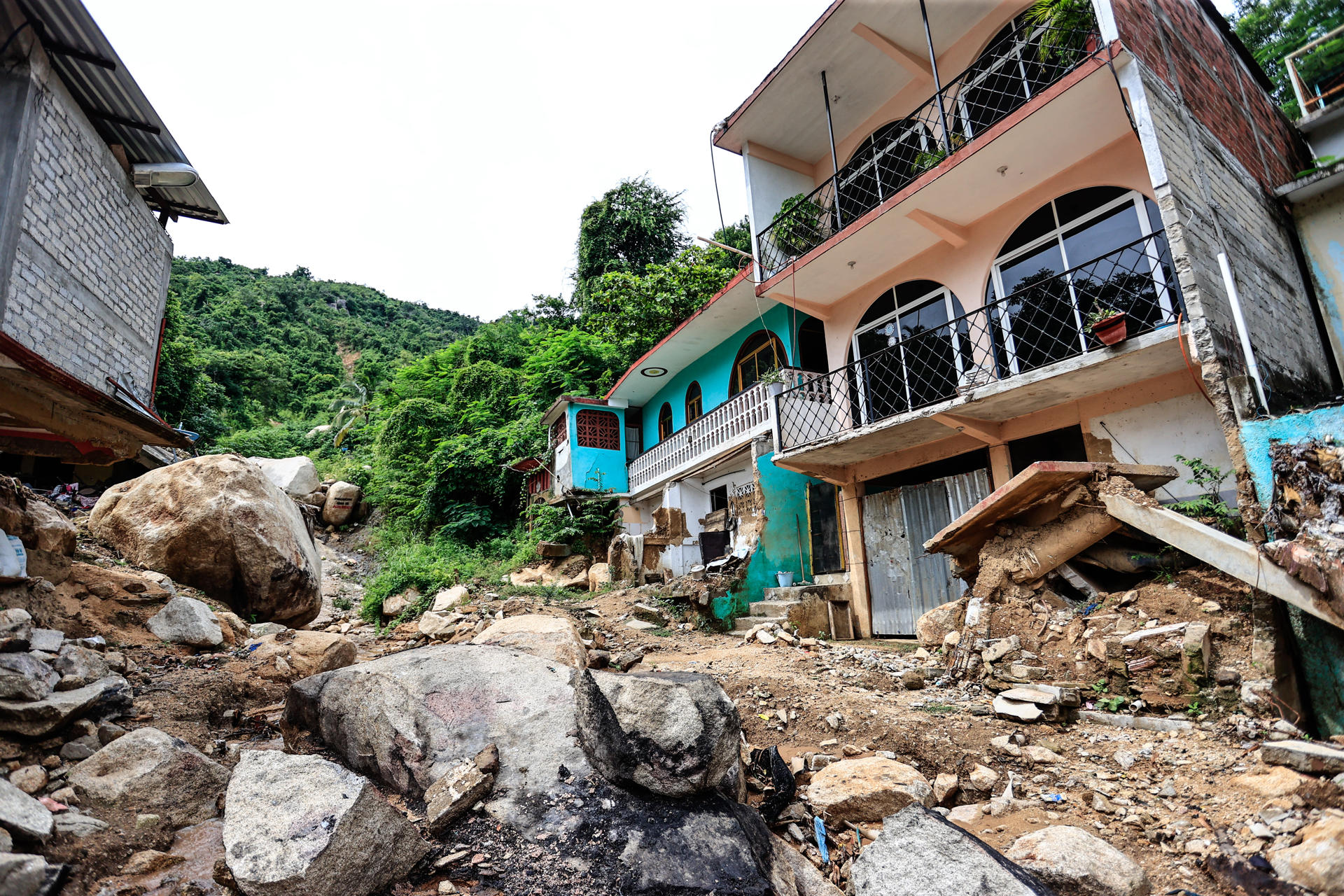 Fotografía de viviendas afectadas un año después del huracán John en el balneario de Acapulco, este martes en Guerrero (México). EFE/ David Guzmán