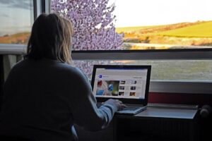 Imagen de archivo de una mujer durante su jornada de teletrabajo en un entorno rural de la provincia de Segovia. EFE/PABLO MARTIN