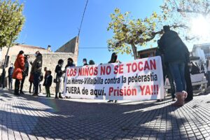 Imagen del 14 de noviembre de 2021 cuando vecinos de Valdeavero (Madrid) se concentraron en contra de la pederastia y para apoyar a las víctimas del frutero de este municipio, acusado de agredir sexualmente a varios menores. EFE/Fernando Villar