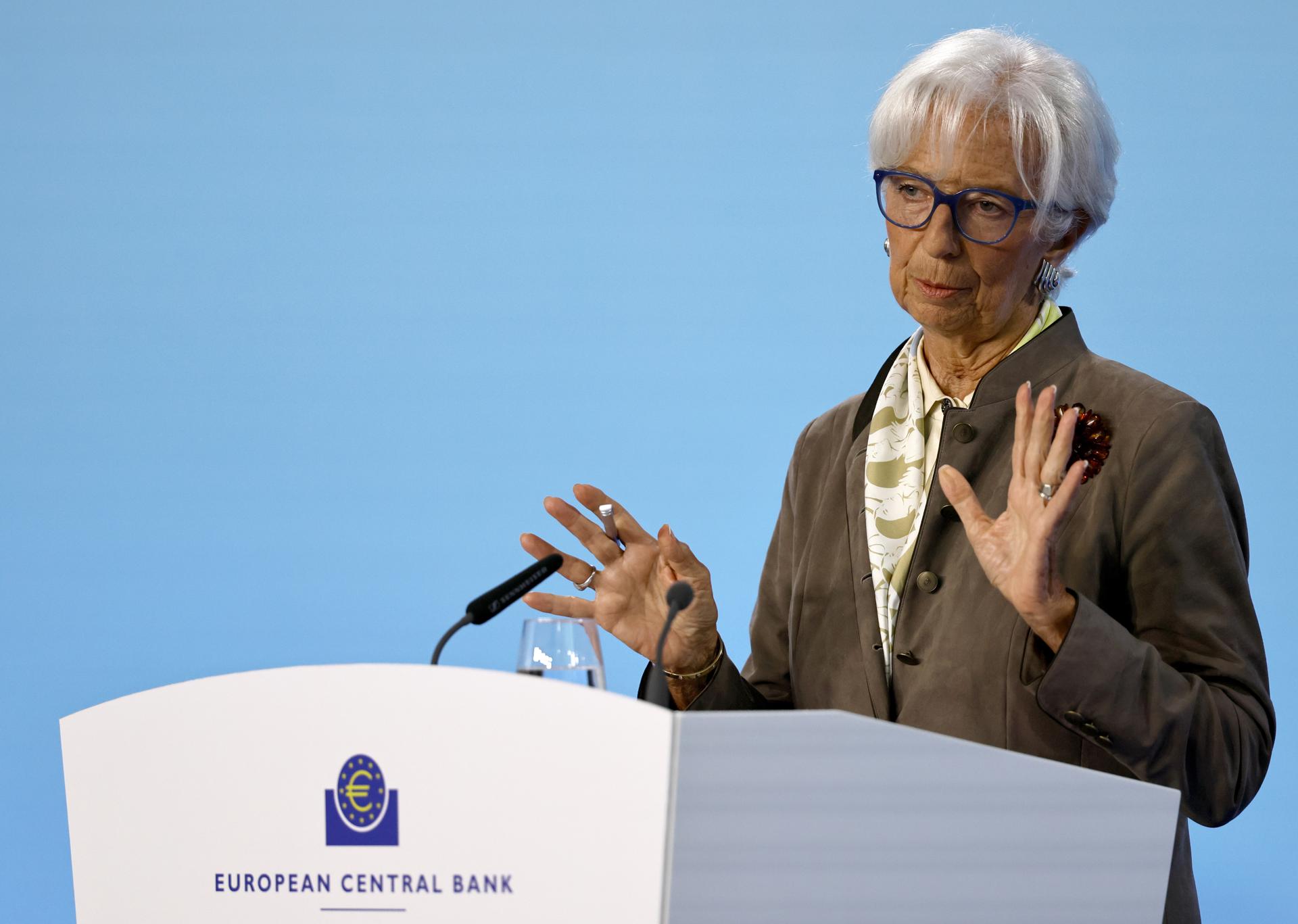 La presidenta del Banco Central Europeo (BCE), Christine Lagarde este jueves en la rueda de prensa tras la reunión para mantener en pausa los tipos de interés en la eurozona. EFE/EPA/RONALD WITTEK
