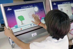 Un niño utiliza una pantalla táctil en una imagen de archivo. EFE/Juan Francisco Moreno