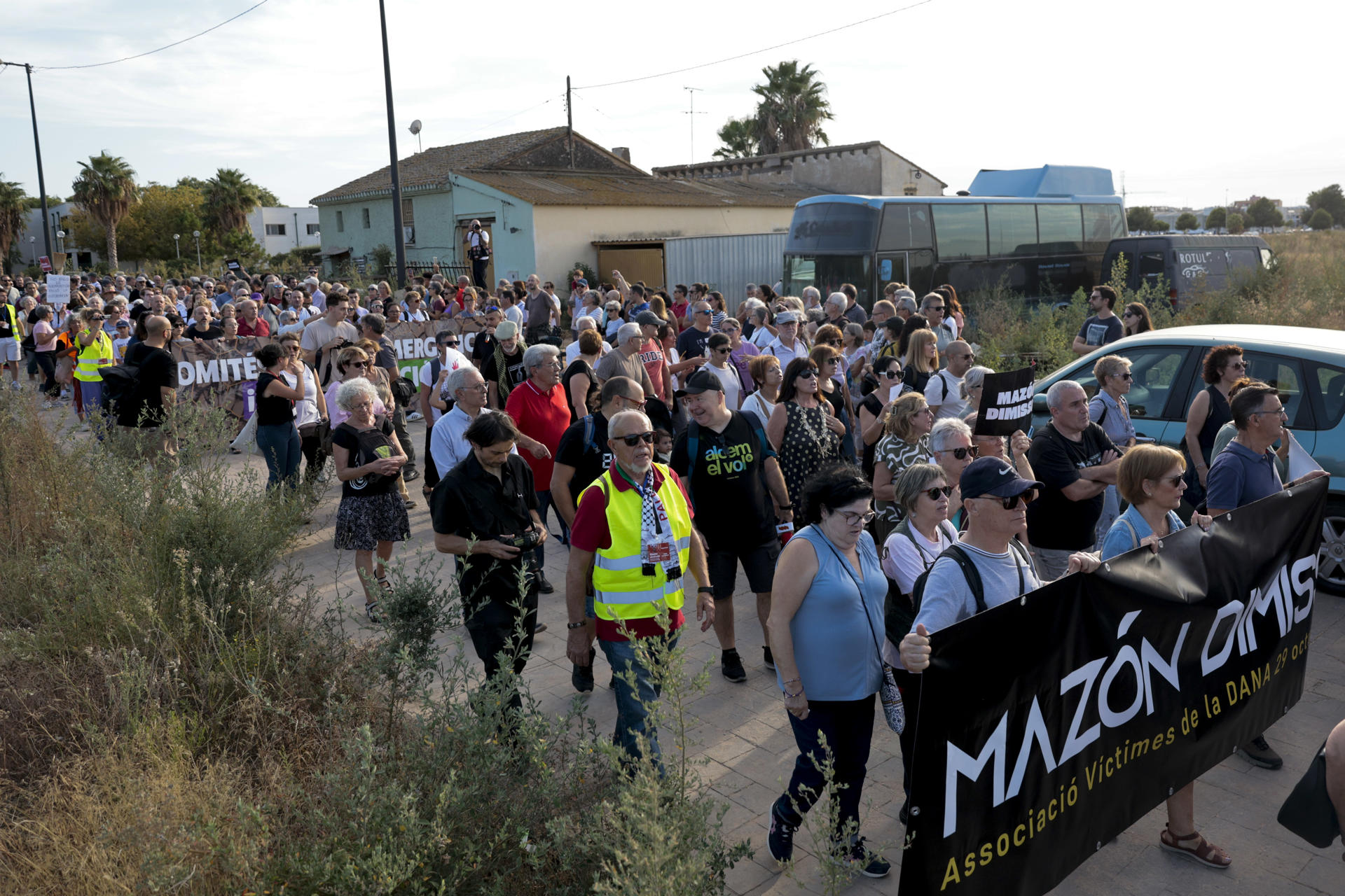VALENCIA, 28/09/2025.- dente de la Generalitat, Carlos Mazón, por su gestión de la dana del 29 de octubre de 2024 ha empezado con el inicio de dos marchas, una desde la residencia de personas mayores de Paiporta (Valencia) y la otra desde La Rambleta en la ciudad de València, que confluirán en el "Puente de la Solidaridad". EFE/Kai Forsterling
