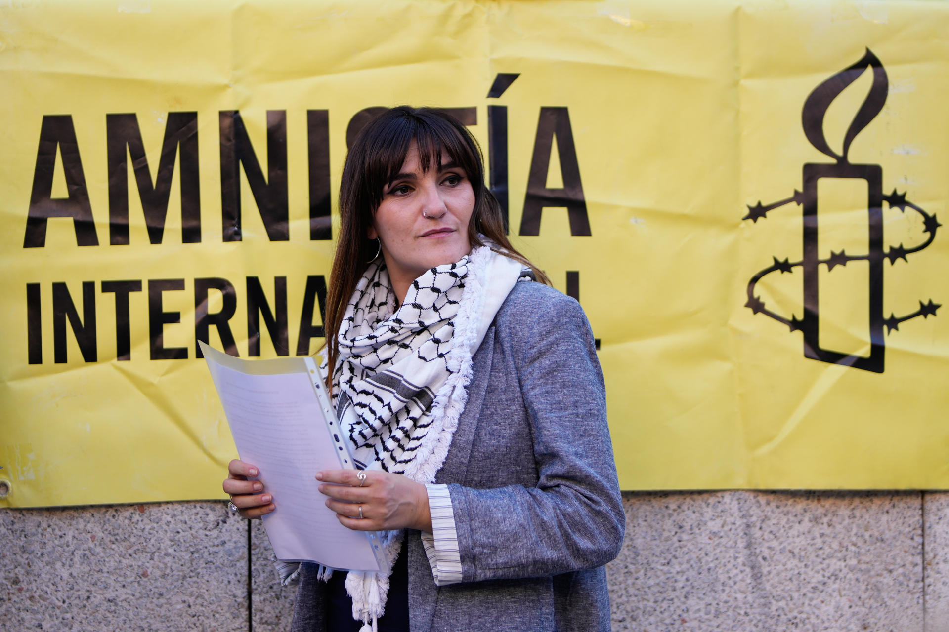La cantante y compositora Rozalén, antes del concierto a capela que se ha celebrado hoy viernes en la escalinata del museo Reina Sofía de Madrid para denunciar la vulneración de derechos humanos que se esta produciendo en Gaza y Afganistán. EFE/Borja Sánchez Trillo