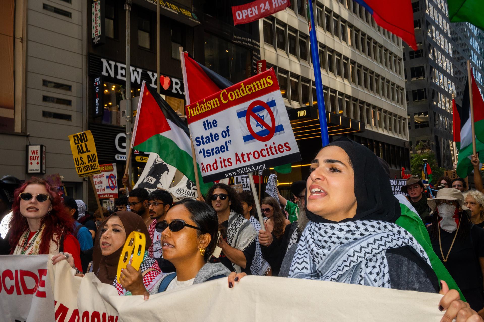 Personas en apoyo a Palestina protestan por la visita del primer ministro israelí, Benjamin Netanyahu, a las Naciones Unidas en Nueva York, EE.UU EFE/EPA/JOHN TAGGART