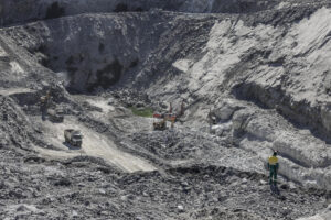La industria minera de Brasil, con un importante peso en las exportaciones del país, se debate entre el impulso de iniciativas "verdes" en el sector y proyectos de ley que podrían acercarla más al colapso ambiental que a un papel activo en la transición energética. EFE/ André Coelho.