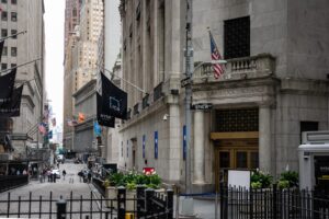 Fotografía de archivo en donde se ve el edificio de la Bolsa de Nueva York, en Wall Street. EFE/ANGELINA KATSANIS