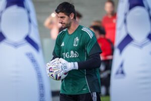 El guardameta belga Thibaut Courtois, en la concentración de su selección para los partidos de clasificación del Mundial 2026 contra Liechtenstein y Kazajistán.  EFE/EPA/OLIVIER MATTHYS