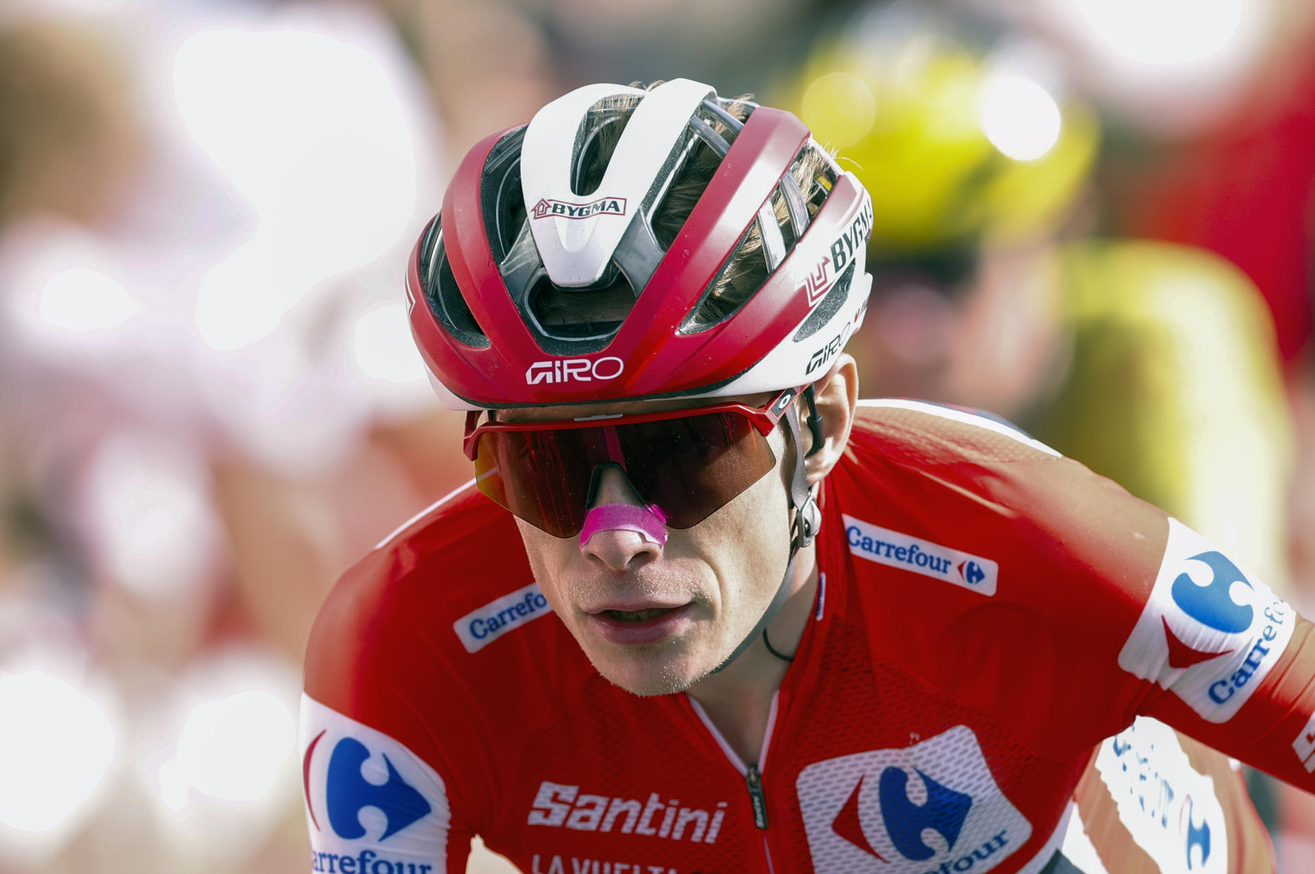 El ciclista danés Jonas Vingegaard del equipo Team Visma-Lease a Bike, líder de la general, a su llegada a meta en la decimoquinta etapa de la Vuelta ciclista a España disputada este domingo entre Vegadeo (Asturias) y Monforte de Lemos (Lugo) sobre un recorrido de 167,8 kilómetros. EFE/ Javier Lizón