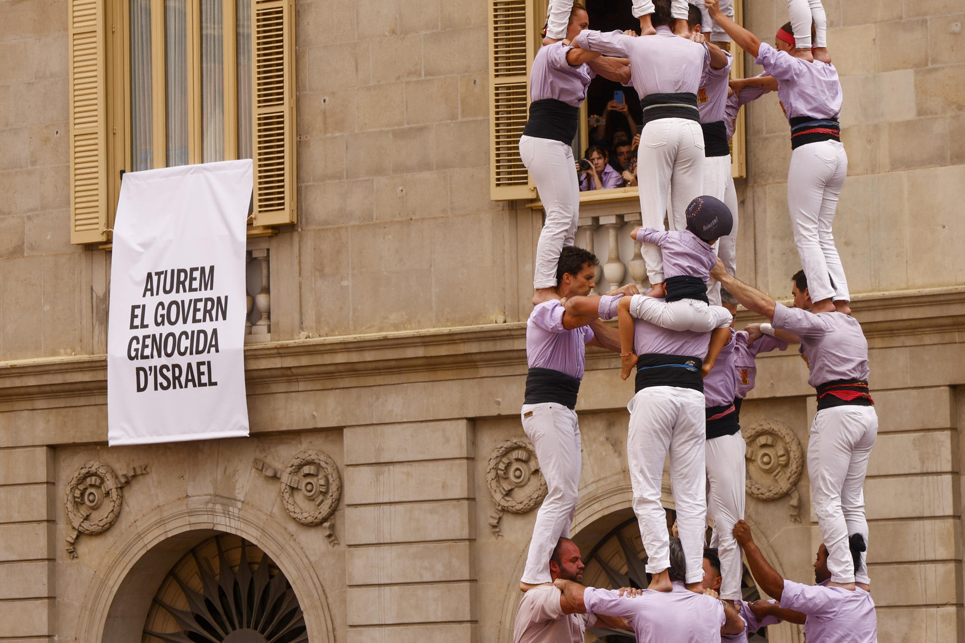El Ayuntamiento de Barcelona ha desplegado este domingo en su fachada dos pancartas que rezan, con letras negras sobre fondo blanco, "Frenemos al gobierno genocida de Israel" y "Solidaridad con la flotilla". Las dos pancartas se han colgado a primera hora coincidiendo con la jornada 'castellera' que tendrá lugar este domingo frente al ayuntamiento, con motivo de las fiestas de la Mercè de la capital catalana. EFE/Quique García