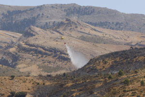Medios aéreos entre aviones y helicópteros luchan contra el incendio forestal activo en el paraje Cortijo El Navazo, en el municipio malagueño de Parauta, ubicado en la Serranía de Ronda. EFE/Jorge Zapata