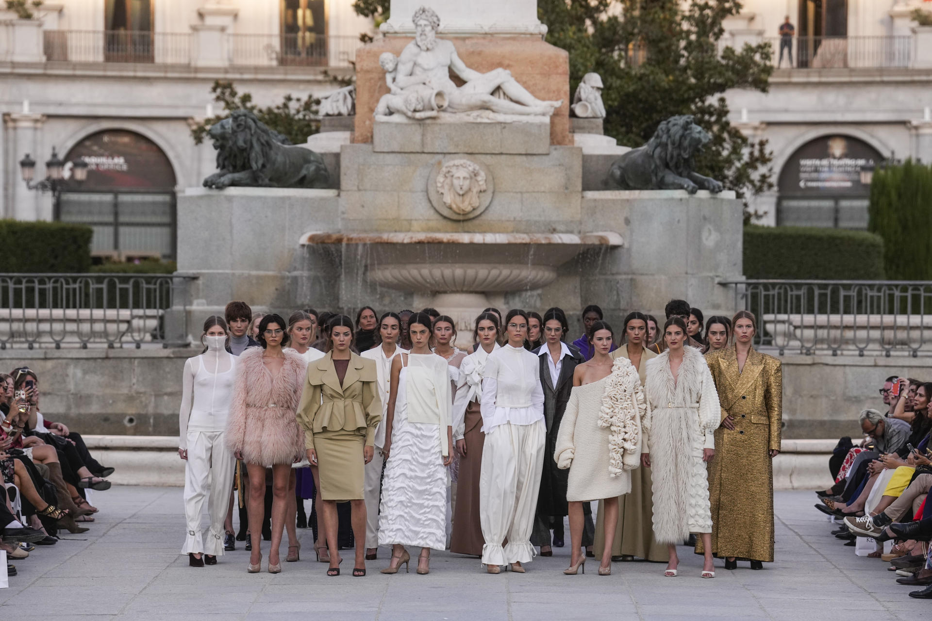 'Madrid es moda' arranca este sábado con un desfile en los jardines de la Plaza de Oriente. EFE/Borja Sanchez-Trillo