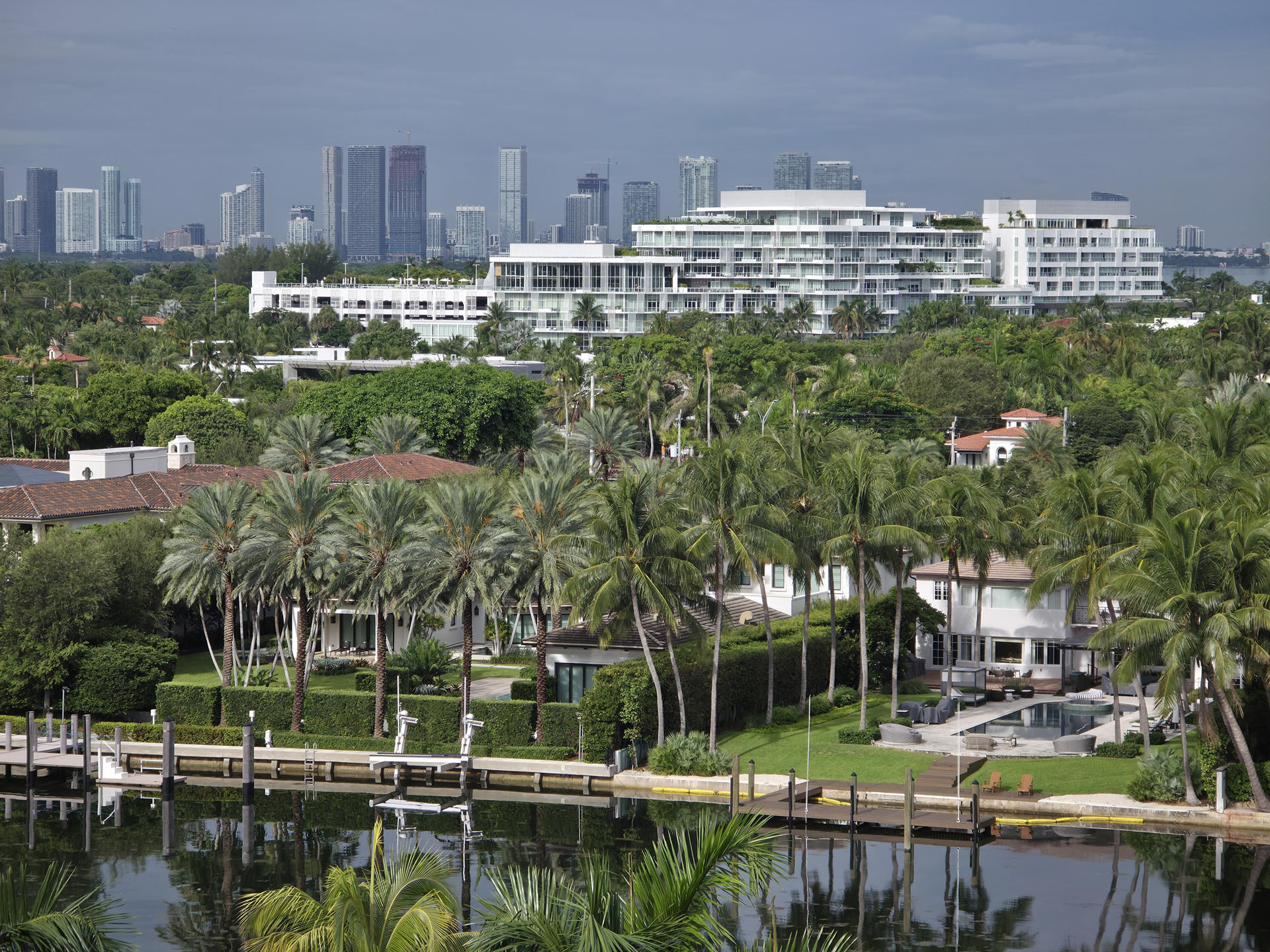 Fotografía de residencias en el área de Miami Beach este 4 de septiembre de 2025, en Miami (Estados Unidos). EFE/ Alberto Boal
