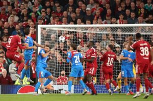 El jugador del Liverpool Virgil van Dijk marca el 3-2 durante el partido de la fase de liga de la UEFA Champions League league que han jugado Liverpool y Atletico Madrid en Liverpool, Reino Unido. EFE/EPA/ADAM VAUGHAN