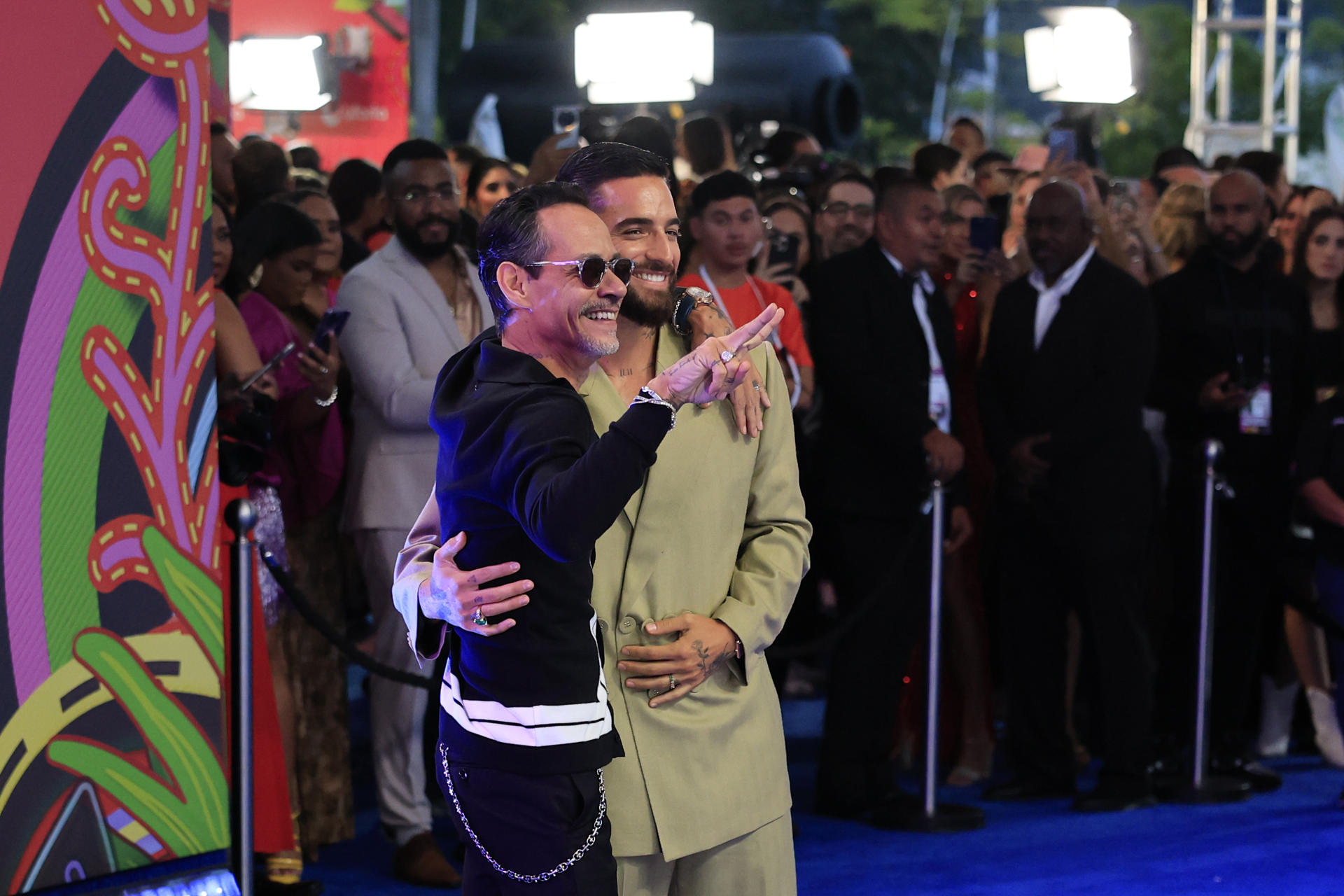Los cantantes Marc Anthony (i) y Maluma posan durante la alfombra azul de los Premios Juventud este jueves, en Ciudad de Panamá (Panamá). EFE/ Bienvenido Velasco
