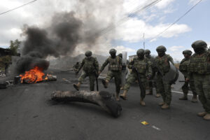 Integrantes de las Fuerzas Armadas remueven escombros después de una protesta en la avenida panamericana norte este martes, en Tabacundo (Ecuador). EFE/ José Jácome